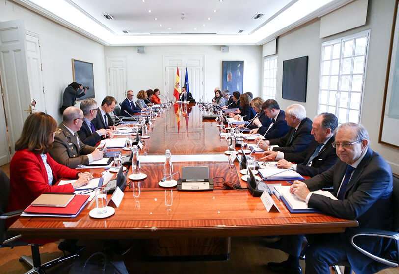 - La Estrategia de Seguridad Aeroespacial Nacional fue aprobada el 12 de abril de 2019 por el Consejo de Seguridad Nacional presidido por el jefe del gobierno, Pedro Sánchez. Asistieron, de izquierda a derecha, la secretaria de Estado de Seguridad, Ana Botella; el Jefe del Estado Mayor de la Defensa, general de Ejército Fernando Alejandre; secretario de Estado de Comunicación, Miguel Ángel Oliver; ministro de Ciencia, Pedro Duque; ministro de Cultura, José Guirao, ministra de Política Territorial, Meritxell Batet; ministra de Hacienda, María Jesús Montero; vicepresidenta del Gobierno, Carmen Calvo; ministro de Asuntos Exteriores, Josep Borrell: ministra de Defensa, Margarita Robles; ministro del Interior, Fernando Grande-Marlaska; ministra de Trabajo, Magdalena Valerio; ministra de Sanidad, María Luisa Carcedo; secretario de Estado director del CNI, general de Ejército Félix Sanz Roldán; y el director del Departamento de Seguridad Nacional, general Miguel Ángel Ballesteros