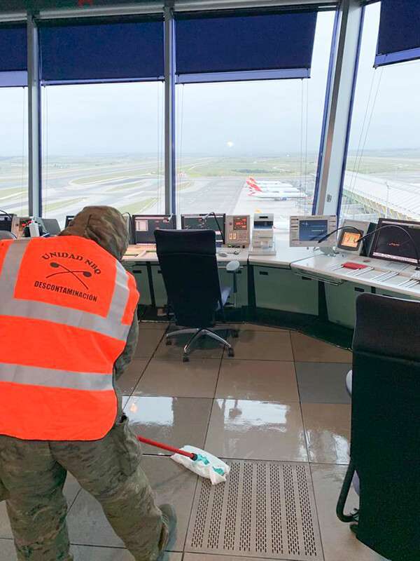 Miembros del Regimiento de Guerra NBQ descontaminan y desinfectan la torre de control de un aeropuerto español en los que el tráfico aéreo se limita a los vuelos críticos y esenciales