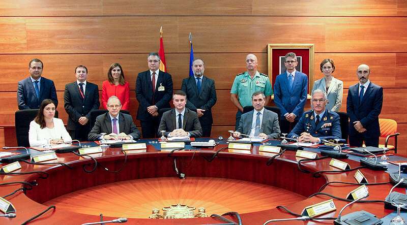 El Comité Técnico encargado de elaborar el borrador de la Estrategia de Seguridad Aeroespacial Nacional comenzó sus trabajos en octubre de 2018. Estaba encabezado por el director del secretario de Seguridad Nacional y director del Gabinete de la Presidencia, Iván Redondo (centro), e integrado por altos responsables de ministerios e instituciones con competencias en el sector aeroespacial nacional