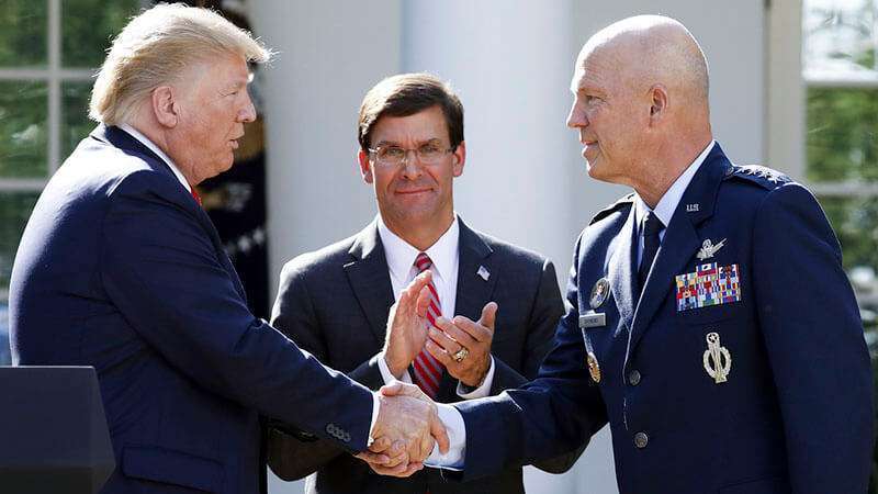 El responsable de las operaciones en órbita del X-37B es la nueva Fuerza Espacial creada por Donald Trump, cuyo jefe, el teniente general John “Jay” Raymond, es saludado por el presidente en presencia del secretario de Defensa, Mark Esper