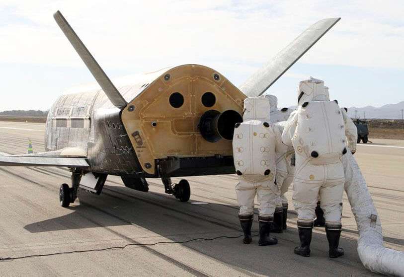 Tras el regreso de una misión orbital, el personal que atiende al X-37B va protegido con escafandras especiales para evitar que un escape del combustible altamente toxico pueda entrañar peligro para sus vidas