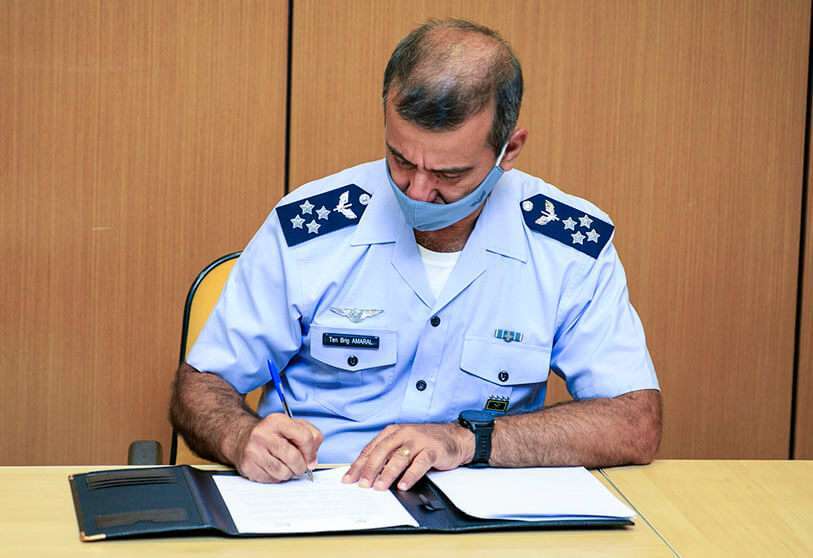 Momento de la firma por el Jefe del Estado Mayor de la Fuerza Aérea, teniente general del Aire Carlos Augusto Amaral Oliveira, del reparto de competencias con la Agencia Espacial de Brasil