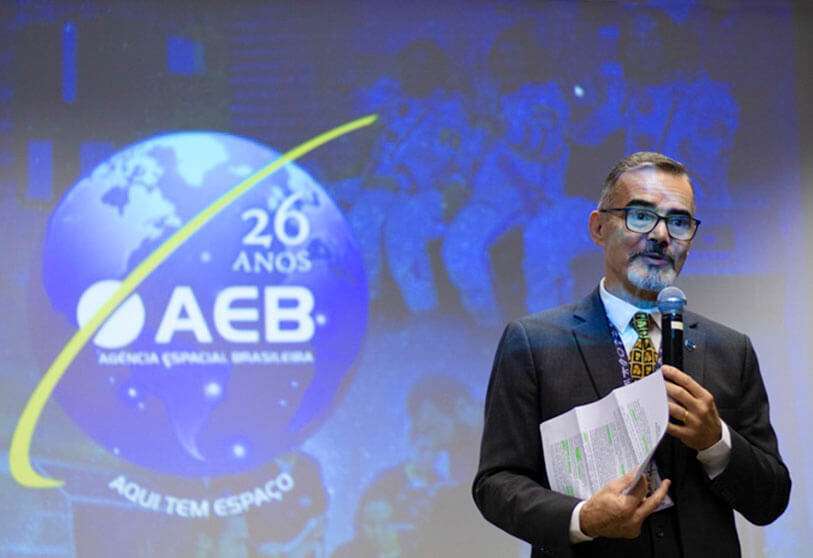 La Agencia Espacial Brasileña que preside Carlos Augusto Teixeira de Moura cumplió 26 años de vida en febrero pasado. En sus manos quedan los procesos de información, negociación inicial, concesión de licencias y autorizaciones para alcanzarel espacio desde Alcántara