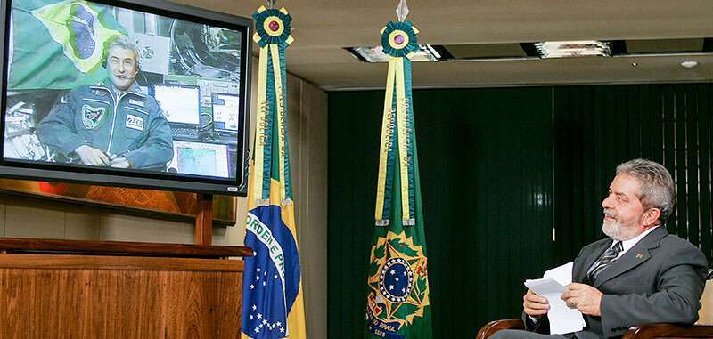 El actual ministro de Ciencia de Brasil y ex astronauta, Marcos Pontes, en una transmisión vía satélite desde la Estación Espacial Internacional en 2003 con el entonces presidente Lula da Silva 
