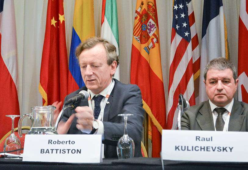 El italiano Roberto Battiston, prestigioso físico, expresidente de la Agencia Espacial Italiana (ASI) y asesor del ministro de Universidades e Investigación es otro de los posibles competidores de Pedro Duque