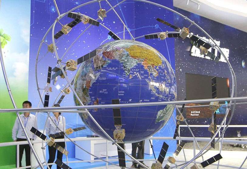 La constelación Beidou-3 está formada por 35 satélites situados a 21.000 y 36.000 kilómetros. Ofrecen una precisión de hasta 2,4 metros de posición horizontal, 4,3 metros en vertical y de centímetros con el apoyo de estaciones en tierra