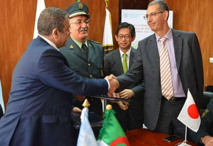 Japón aporta ayuda técnica a Argelia en su lucha contra los incendios forestales, acuerdo que fue suscrito por el embajador nipón en Argel, Kazuya Ogawan (izquierda)