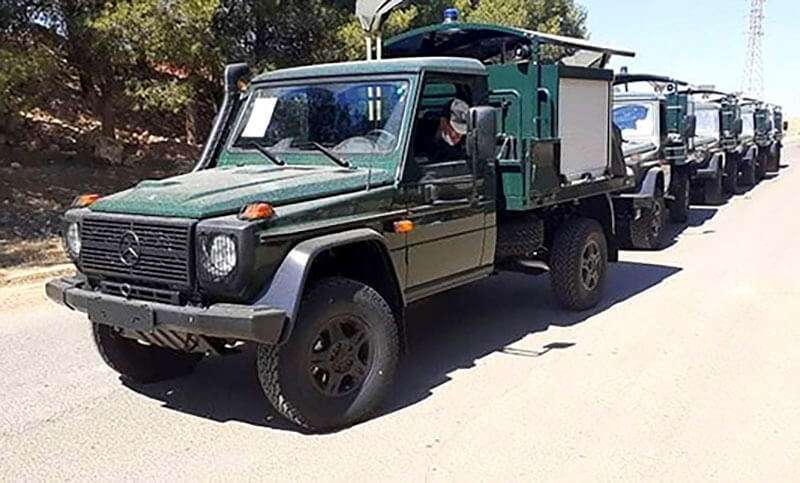 Vehículos todo terreno Mercedes Benz de fabricación nacional equipados con aljibes de agua dotan los equipos de intervención que actúan de forma rápida contra los focos de fuego, incluso en el desierto y las montañas del Sáhara argelino