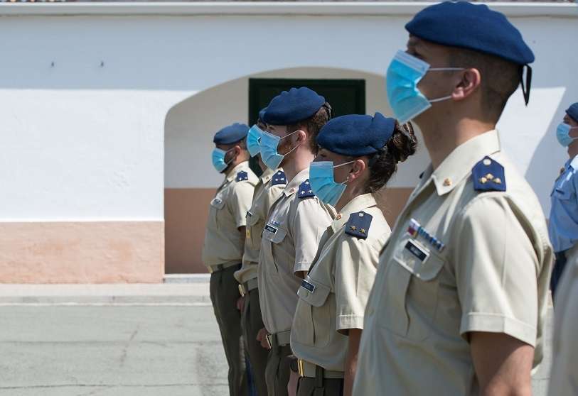 La práctica totalidad de militares españoles agradecen las reiteradas muestras públicas de orgullo de la ministra resaltando la dedicación y esfuerzo de la institución militar, pero estiman que deberían complementarse cuanto antes con una revisión al alza de sus retribuciones