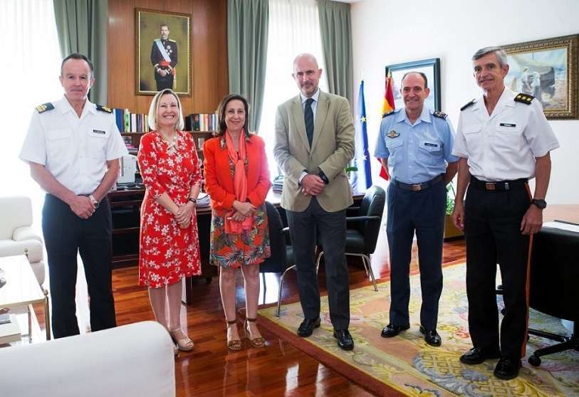 El nuevo Jefe de Gabinete, Diego Íñiguez, va a tener que coordinar su labor de asesor directo de la ministra con el teniente general del Ejército de Tierra Amador Enseñat, quien ejerce el cargo de director del Gabinete Técnico
