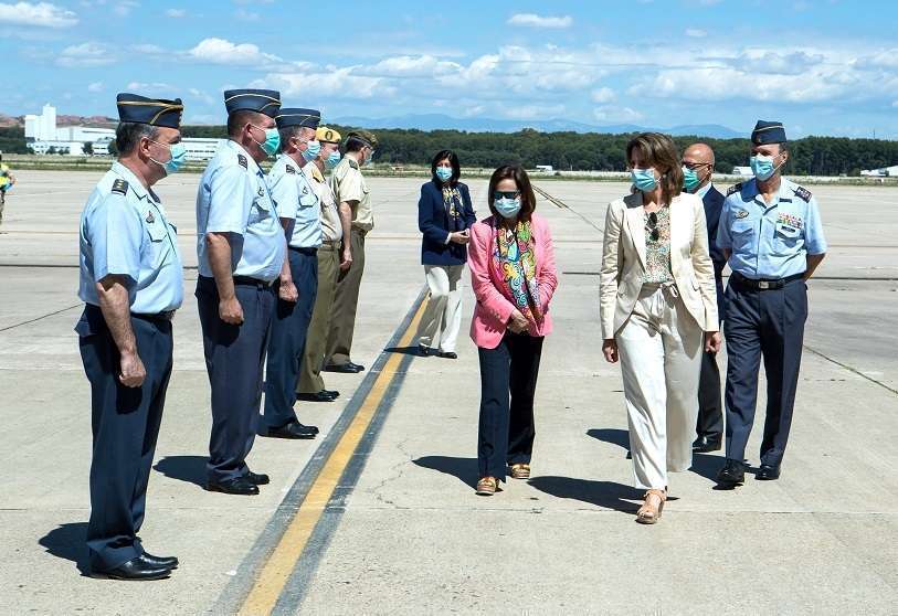 Callada y extremadamente discreta, Esperanza Casteleiro (al fondo, con americana azul), ha sido durante su etapa de Jefa de Gabinete de Margarita Robles su persona de confianza más próxima
