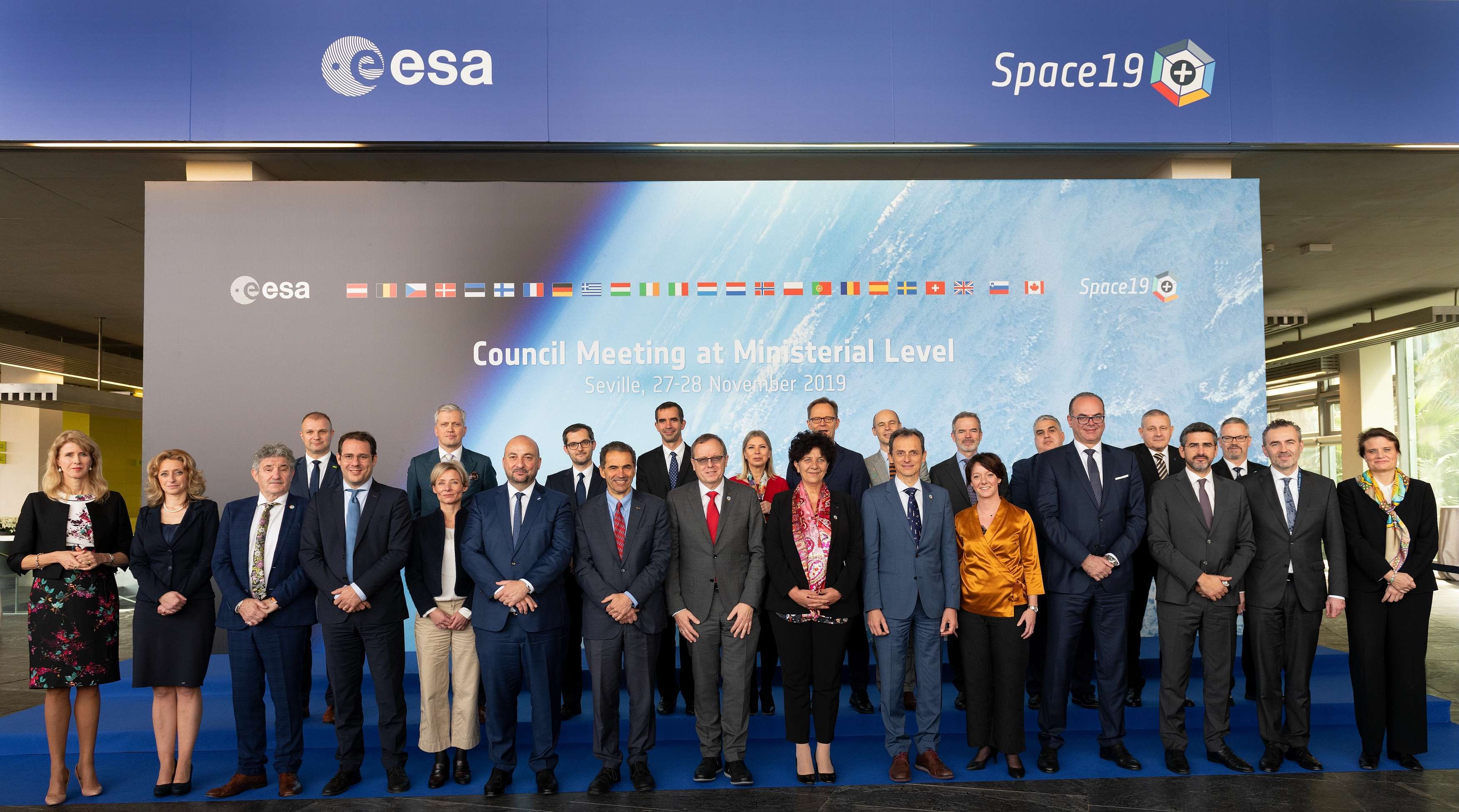 Foto de familia de los 22 altos cargos responsables de las actividades espaciales en sus respectivas naciones y de los países colaboradores de la Agencia