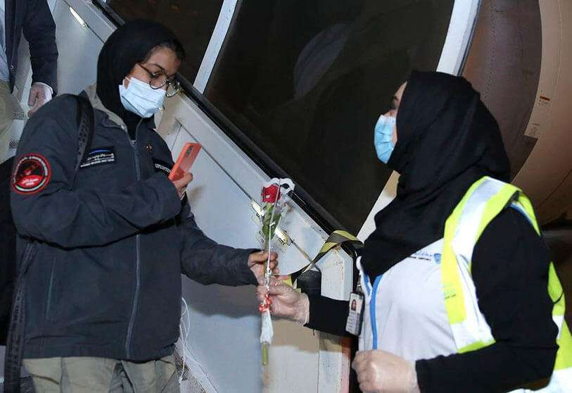 Los dos equipos de técnicos desplazados a Japón regresaron el fin de semana a Emiratos, uno de ellos capitaneado por la presidenta de la Agencia Espacial de Emiratos Sarah bint Yousif al-Amiri