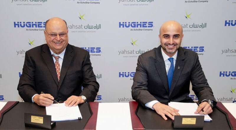 Los máximos ejecutivos de Hughes y Yahsat, Pradman Kaul (izquierda) y Masood Sharif Mahmood han formalizado dos alianzas para ofrecer internet vía satélite en Brasil y en el continente africano