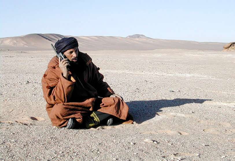 Los satélites Thuraya fueron de los primeros en ofrecer cobertura de comunicaciones móviles en gran parte del mundo. La compañía es conocida tanto en el campo civil como en el militar por sus pequeños teléfonos portátiles y su fiabilidad
