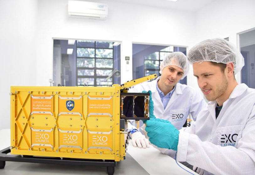 Contenedor que se ha instalado a bordo del lanzador ruso Soyuz para desplegar en el espacio el nano satélite emiratí MeznSat