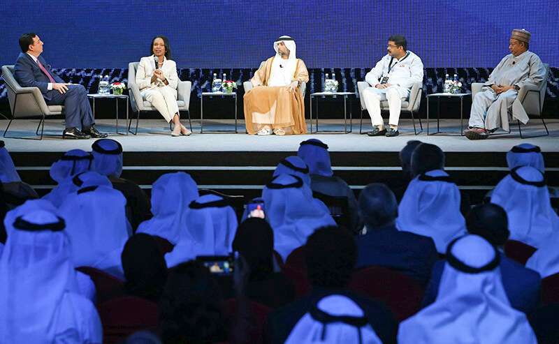 La ex secretaria de Estado de EE.UU. Condoleezza Rice (izq.) habla en calidad de Ministra de Energía e Industria de los Emiratos Árabes Unidos Suhail al-Mazrouei (izq.), el Ministro de Petróleo y Gas de la India, Dharmendra Pradhan, y el Secretario General de la OPEP, Mohammed Barkindo, durante la ceremonia de apertura de la Exposición Internacional de Petróleo de Abu Dhabi y la Conferencia de Abu Dhabi (ADIPEC), que tendrá lugar en Abu Dhabi el 11 de noviembre de 2019