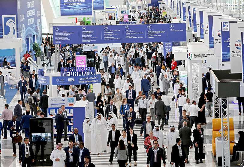 Los participantes asisten a la Exposición y Conferencia Internacional de Petróleo de Abu Dhabi (ADIPEC) en Abu Dhabi el 11 de noviembre de 2019.