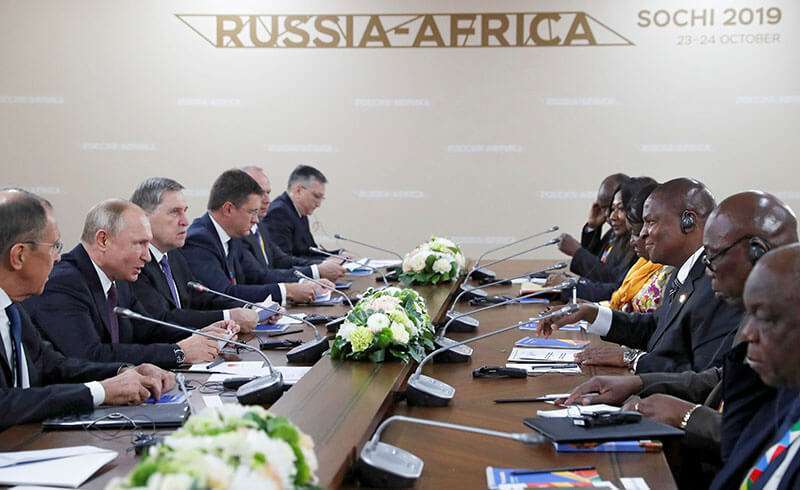 El presidente ruso Vladimir Putin (2-L) asiste a las conversaciones con el presidente centroafricano Faustin Archangel Touadera (3-R) al margen de la Cumbre Rusia-África y del Foro Económico en la localidad de Sochi, en el Mar Negro, el 23 de octubre de 2019