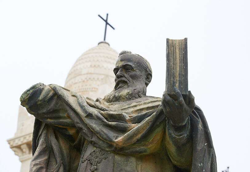 Estatua de Charles Lavigerie, el primer cardenal de Argel, se encuentra frente a la Basílica de Notre Dame d'Afrique el 8 de mayo de 2014 en la capital argelina, Argel. El número de cristianos en Argelia se estima oficialmente en unos 10.000, pero la cifra real es probablemente mucho mayor, teniendo en cuenta los miles de trabajadores expatriados de Filipinas y China, así como los estudiantes del África Subsahariana