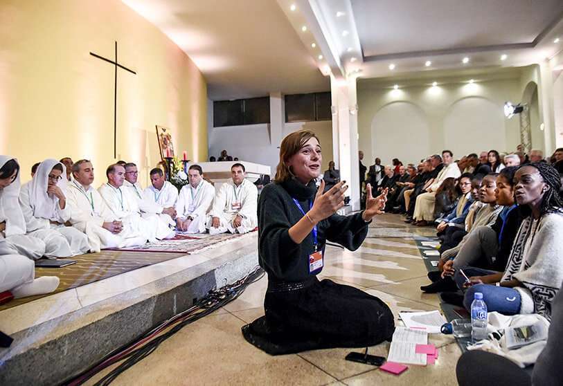 Jóvenes cantan en un segmento coral interreligioso durante una vigilia espiritual en la Catedral de Santa María en la ciudad noroccidental de Orán, en Aglelia, el 7 de diciembre de 2018, antes de la beatificación de siete monjes franceses y otros 12 clérigos asesinados durante la Guerra Civil argelina, la primera ceremonia de este tipo en una nación musulmana
