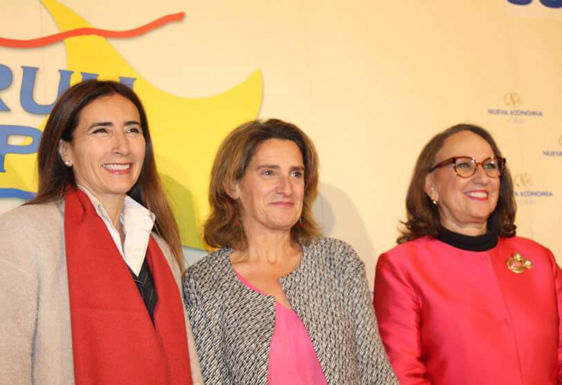 La ministra para la Transición Ecológica en funciones Teresa Ribera (centro)