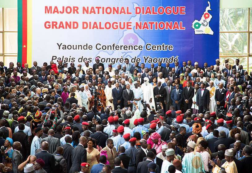 El primer ministro camerunés Joseph Dion Ngute (C) asiste al Palacio de Congresos de Yaundé durante la sesión de apertura del Diálogo Nacional convocada por el Presidente Biya, el 30 de septiembre de 2019.