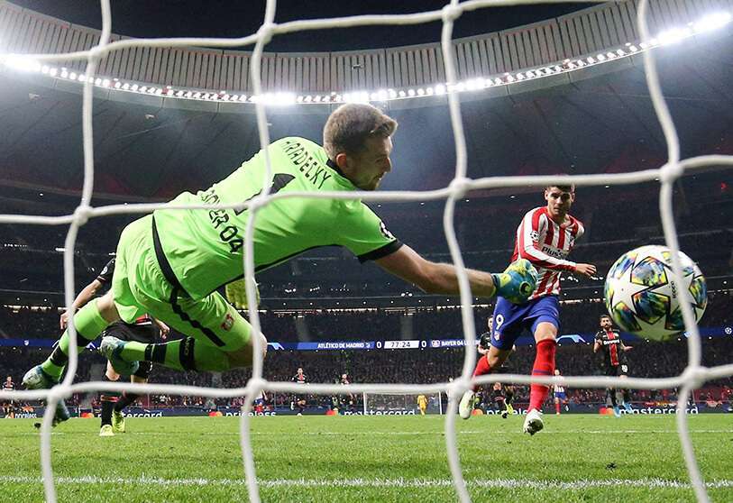 Álvaro Morata del Atlético de Madrid marca su primer gol en el partido de Liga de Campeones entre el Atlético Madrid y el Bayer Leverkusen
