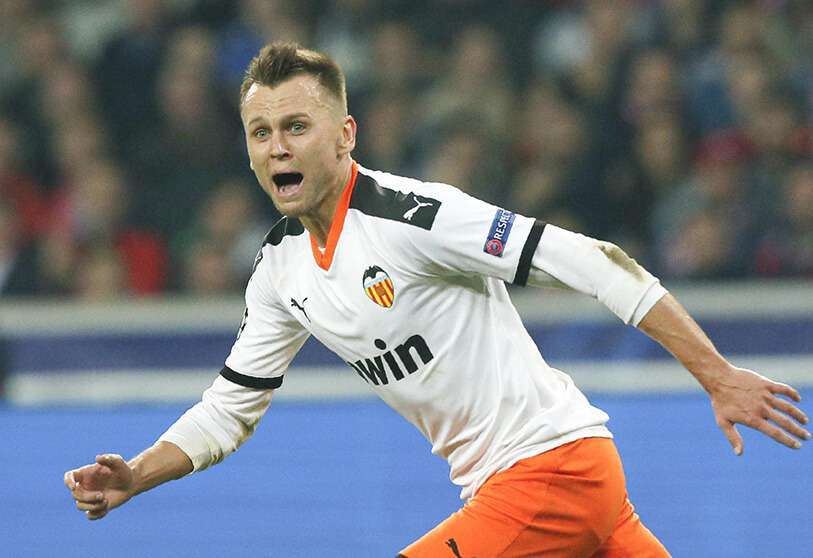 Denis Cheryshev celebra el primer gol de su equipo durante el partido de fútbol del grupo H de la Liga de Campeones entre Lille y Valencia en el estadio Stade Pierre Mauroy