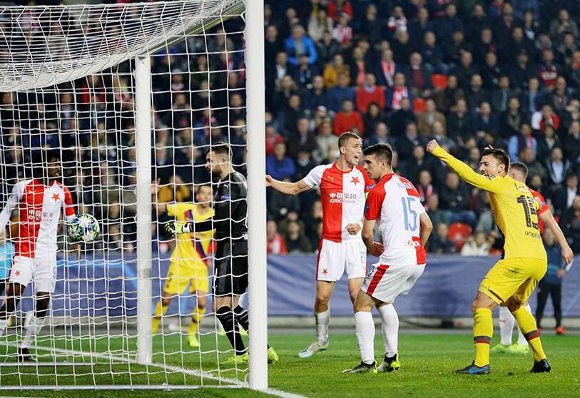 El jugador del SK Slavia Praga Peter Olayinka, después de marcar un gol en propia meta y el segundo de Barcelona
