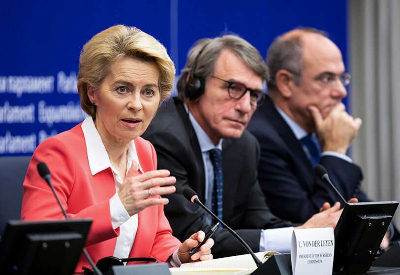 La presidenta designada de la Comisión Europea, Ursula von der Leyen (R), y el presidente del Parlamento Europeo, David Sassoli (C), asisten a una conferencia de prensa tras una sesión de la red Parliemnet de la UE.