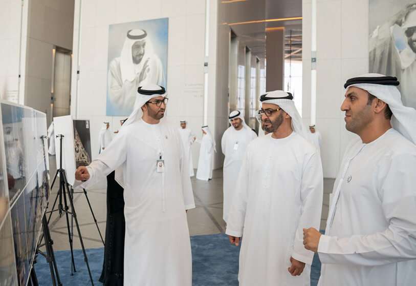 El príncipe heredero de Abu Dhabi recorre la sede de ADNOC.
