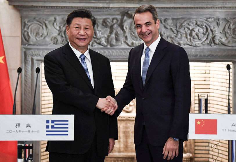 El presidente de China, Xi Jinping (izq.), y el primer ministro griego, Kyriakos Mitsotakis, se dan la mano después de su reunión en la Mansión Maximos de Atenas el 11 de noviembre de 2019.