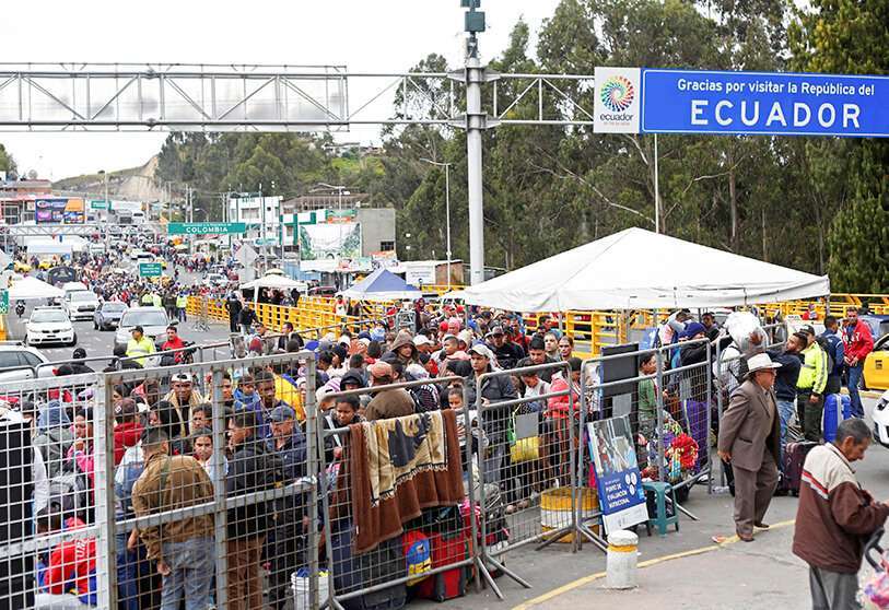Ciudadanos venezolanos esperan en la frontera con Colombia, en el puesto de control del puente de Rumichaca, en Ecuador