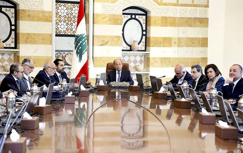 El presidente libanés Michel Aoun, en el centro, encabeza la reunión del gabinete, en el palacio presidencial, en Baabda, al este de Beirut, el lunes 21 de octubre de 2019