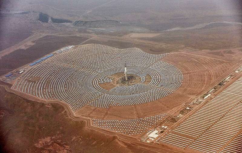 Vista aérea de la central solar Noor 3 de Marruecos en Ouarzazate, en el centro de Marruecos.
