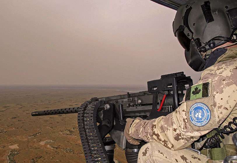Un soldado canadiense de la MINUSMA (Misión Integrada Multidimensional de Estabilización de las Naciones Unidas en Malí) patrulla durante un ejercicio en Gao, Malí.