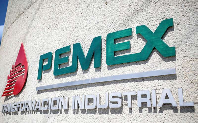 Atalayar_  Logo de la empresa petrolera mexicana Pemex en la refinería de Reynosa