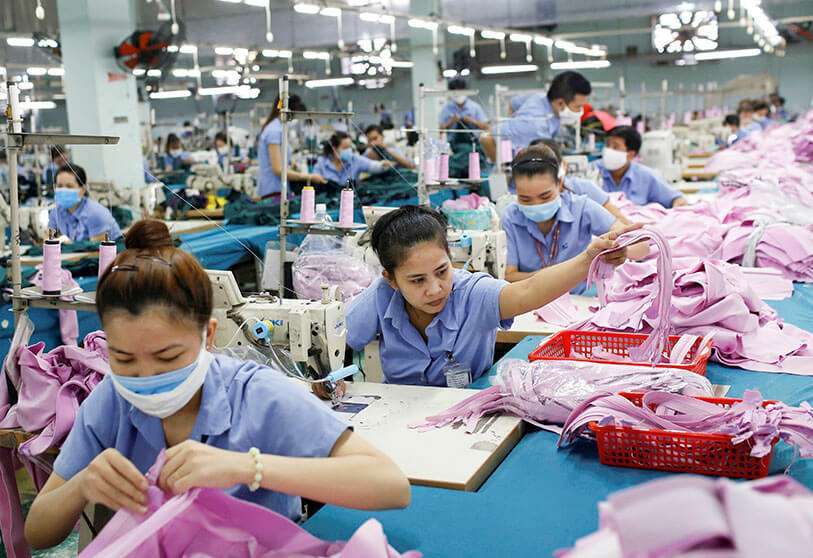 Línea de ensamblaje de prendas de vestir de la compañía Thanh Cong de textiles, prendas de vestir, inversiones y comercio en la ciudad de Ho Chi Minh, Vietnam.