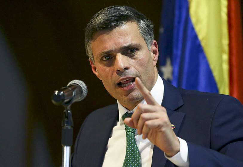 El activista de la oposición Leopoldo López durante una conferencia de prensa, en Bogotá, Colombia  AP/IVAN VALENCIA   