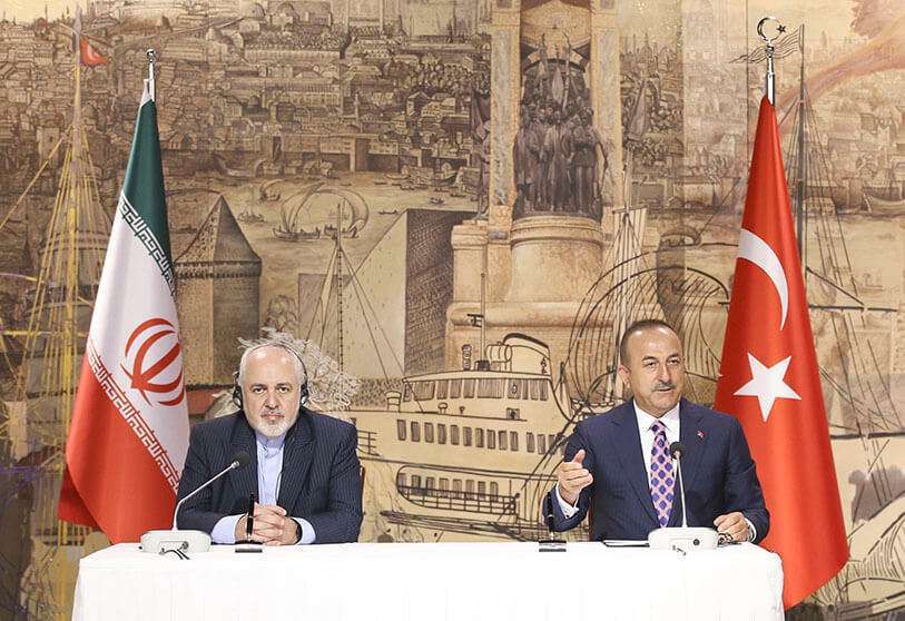 El ministro de Asuntos Exteriores de Turquía, Mevlut Cavusoglu, a la derecha, y el ministro de Asuntos Exteriores de Irán, Mohammad Javad Zarif, hablan con los medios de comunicación después de sus conversaciones, en Estambul, el lunes 15 de junio de 2020
