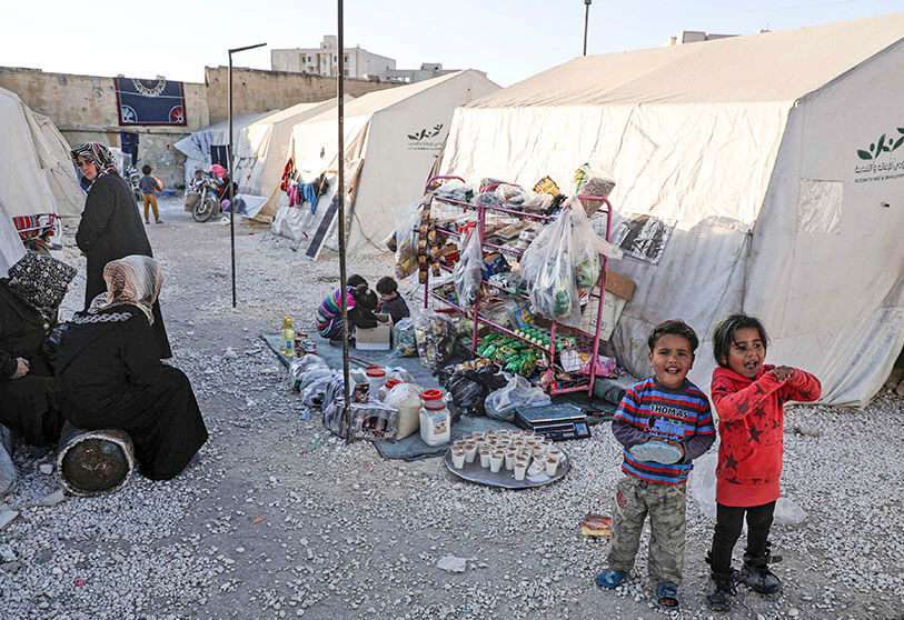 Niños sirios desplazados por la guerra se reúnen en un campamento improvisado en el estadio de fútbol de Idlib el 3 de marzo de 2020 en Idlib