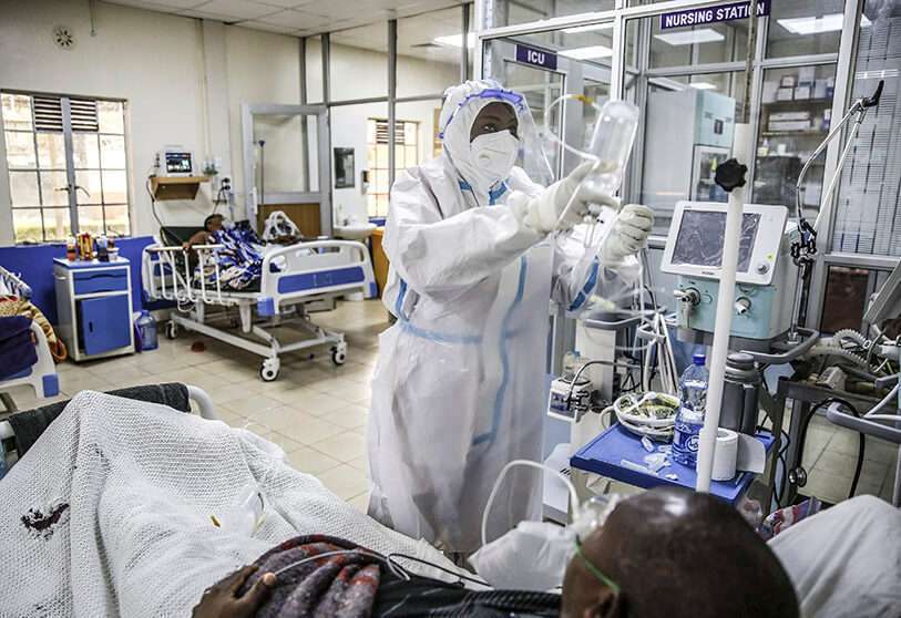 P/BRIAN INGANGA - Un médecin traite un patient atteint d'un coronavirus dans l'unité de soins intensifs d'un centre d'isolement et de traitement COVID-19 à Machakos, au sud de la capitale Nairobi, Kenya