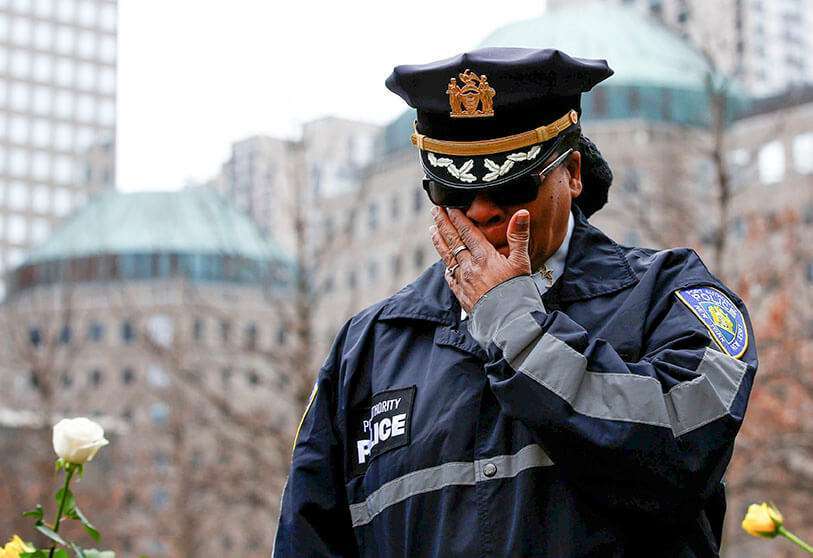 REUTERS/CAITLIN OCHS - Un miembro de las fuerzas del orden reacciona durante una ceremonia de conmemoración del 25º aniversario del atentado de 1993 contra el World Trade Center
