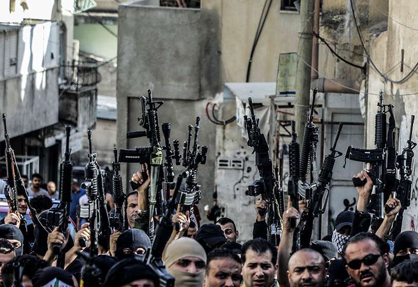 AFP/ JAAFAR ASHTIYEH -Miembros armados del movimiento palestino Fatah participan en una marcha en el campo de Al-Ain, al oeste de Nablus, en Cisjordania, l 7 de junio de 2020 