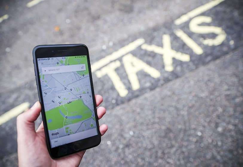 Aplicación Uber se ve en un teléfono móvil en Londres PHOTO/REUTERS