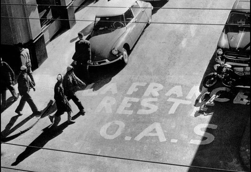 PHOTO/AFP -Esta foto de archivo tomada el 1 de enero de 1961 en el centro de Argel muestra una pintada en la que se lee "Francia se quedará" firmada por la OAS. 