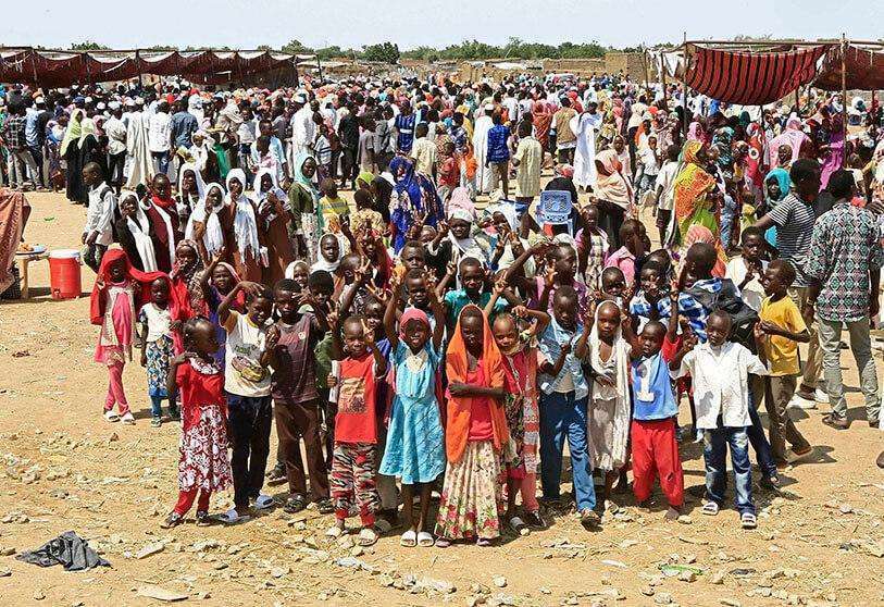 AFP/ASHRAF SHAZLY - Niños sudaneses posan para una foto en el campamento de Kalma para desplazados internos en Niyala, capital del estado de Darfur, el 9 de octubre de 2019