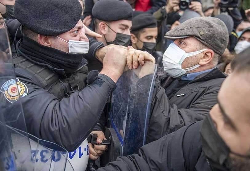 La policía turca se enfrenta a los manifestantes el 2 de febrero de 2021 durante una manifestación en la Universidad Bogazici de Estambul AFP/BULENT KILLIC