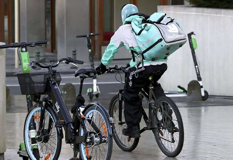 Mensajero del servicio de entrega de alimentos Deliveroo monta en bicicleta en el centro de Bruselas, Bélgica, el 16 de enero de 2020 PHOTO/REUTERS
